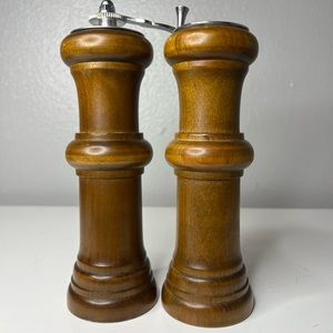 Vintage salt and pepper grinders 6”